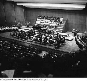 Neuer Chor Dresden unter Chorleiter Manfred Winter. Konzert anläßlich des 20jährigen Jubiläums mit der Jenaer Philharmonie im Kulturpalast Dresden (Moderatorin Traute Richter)