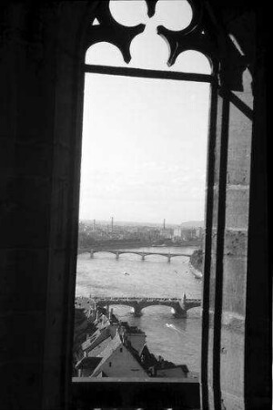 Basel: Blick vom Münster, Ausblick aus gotischem Fenster des Münsterturms auf Rhein