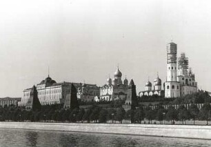 Moskau. Blick auf den Kreml (1485/1499) und die Kremlmauer mit drei Tortürmen. Dahinter (v. l. n. r.) Großer Kremlpalast (1838/1849; K. Thon), Kremlkathedralen und Glockenturm Iwan-Welickij ([Iwan der Große] 1505/1508). Ansicht über die Moskwa