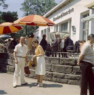 Dresden. Gaststätte "Carolaschlößchen" am Carolasee im Großen Garten