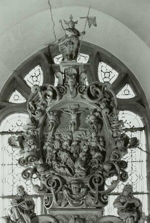 Altarbekrönung: Kreuzigung und auferstandener Christus
