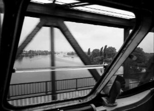 Frankfurt am Main: seitlicher Ausblick auf Mainbrücke