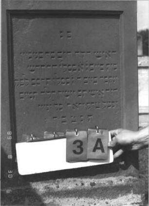 Grabstein 3 (Index: 99609639) Material: Sandstein Zustand: teilweise stark verwittert Maße HxBxT: 202x67x32 cm Beschreibung: Stele, Giebelaufsatz mit Mittelpalmette, Schriftfeld rechteckig eingetieft, getreppter Sockel: Grabstein 3A