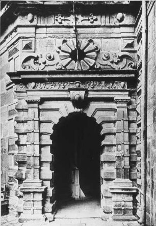 Aschaffenburg, Schloss Johannisburg, Portal im Südwest-Flügel des Hofes