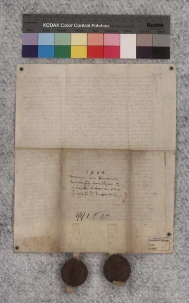 Hermann von Reckerode (Reckenrodt) und seine Frau Margarete verkaufen zwei Malter Hafer Eisenacher (Isennecher) Maß auf ihr Zinsgut zu Unkeroda (Unckenrode), das jetzt Hermann Snyder und seine Erben innehaben, an Äbtissin Katharina von Kohlhausen (Kolhusen), Priorin Gertrud Hesseberg (Hespergin) und den Konvent des Klosters St. Marien zu Allendorf (Allindorff) unter dem Frankenstein (Franckensteyn) an der Werra vor Salzungen (Saltzungin) für erhaltene 20 rheinische Gulden. Der Zins ist fällig an Michaelis; Hermann Snyder und seine Ehefrau haben die Lieferung gelobt, die Aussteller haben sie von der entsprechenden Verpflichtung ihnen gegenüber losgesagt. Bei Säumnis kann das Kloster gerichtlich gegen sie vorgehen; dabei entstehender Schaden ist zu ersetzen. Die Aussteller versprechen Währschaft. (1) Hermann von Reckerode siegelt für sich, seine Frau und seine Erben. Margarete bittet ihren Schwager (2) Werner von Reckerode, Burgmann zu Salzungen, um Mitbesiegelung; dieser kündigt sein Siegel an.