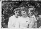 Drei junge Frauen in einem Garten