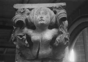 Konsole von der ehemaligen Empore der Stadtpfarrkirche Sankt Maria mit weiblicher Halbfigur