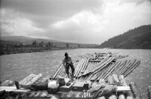 Vatra Dornei: Flößerarbeit am Fluss