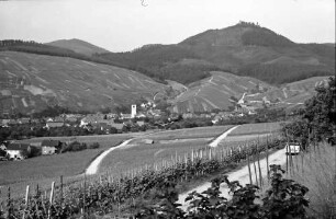 Neuweier: Blick vom Weinberg auf Ort und Yburg, von höher