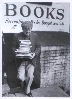 London. Arno Reinfrank beim Verlassen eines Antiquariates