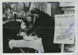 Frauen bei Unterschriftensammlung für Volksbefragung zur Wiederbewaffnung