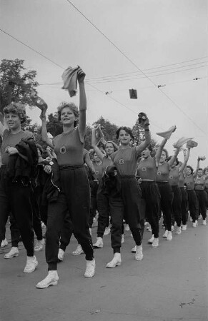 Damen eines Sportvereins (E?) auf einer Parade anlässlich des II. Deutschen Turn- und Sportfestes
