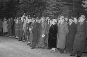 Gedenken an Jan Skala in Nebelschütz. Enthüllen der Gedenktafel am Geburtshaus. Redner Dr. Johann Ziesche : Wopomnjenska swjatočnosć na Jana Skalu w Njebjelčicach. Wotkryće pomjatneje tafly při ródnym domje. Rěčnik dr. Jan Cyž