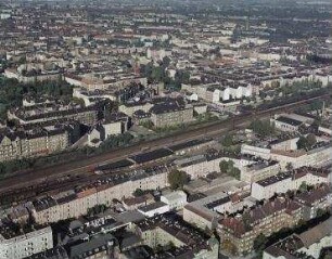 Luftaufnahme, Blick von Süden auf den S-Bahnhof Neukölln. Berlin-Neukölln, Karl-Marx-Straße