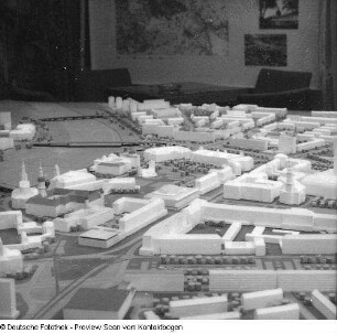Weiterführung Aufbau Zentrum, diverse Modelle; Modell Rathaus; Modell Altmarkt, Prager Straße; Modell Pirnaischer Platz; Modell Fernsehturm