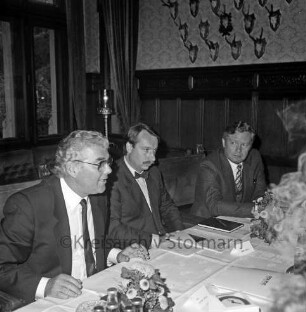 Herrenhaus [Schloss]: Saal: Dichtungstechnik G. Bruss GmbH & Co. KG (Hoisdorf): 25-jähriges Jubiläum: Tisch der Geschäftsleitung mit Günther Bruss, Volker Groth und Horst Hoppe