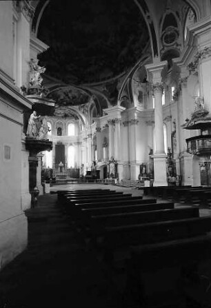 Neresheim: Mittelschiff mit Blick auf den Altar der Abteikirche von der Seite