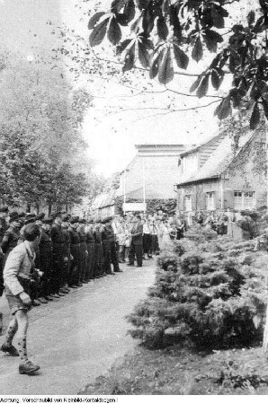 Dresden, Hellerau. Deutsche Werkstätten Hellerau: Feierliche Freigabe eines dem Antifaschisten und von den Nazis hingerichteten Kurt Schlosser gewidmeten Steines in den Hellerauer Werkstätten, 1965