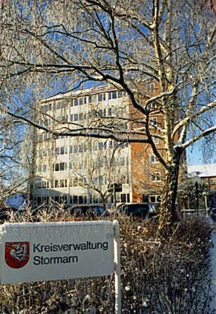 Gebäude B (Mommsenstr. 11), davor Hinweisschild "Kreisverwaltung Stormarn"