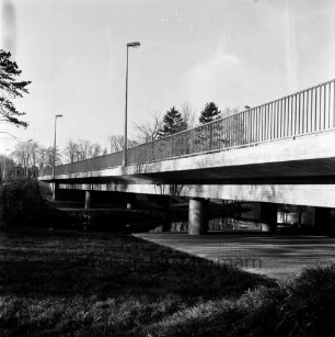 Konrad-Adenauer-Ring: Travebrücke: Blick von Westen