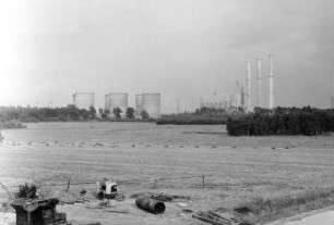 Schwarze Pumpe. Braunkohlenveredlungskombinat "Schwarze Pumpe" (1955/1966). Blick über das Baugelände gegen Kühltürme. Ansicht mit Gebäude und Schornsteinen