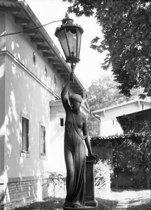 Berlin; Glienicke: Schloss Glienicke; Laternenhaltende Statue
