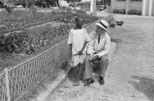 Reisefotos Haiti. Port-au-Prince. Der Fotograf Franz Grasser mit einem einheimischen Jungen