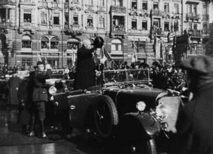 Szene aus dem Dokumentarfilm "Reichspräsident von Hindenburg in Dresden am 25.Oktober 1925"