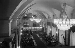 Besucherinnen und Besucher im Ausstellungstreff in der unteren Wandelhalle des Neuen Rathauses während der Frühjahrsmesse
