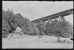 Nossen. Huthaus mit Autobahnbrücke