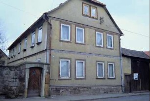 Pfarrhausgiebel; Hofmauer und Personenpforte; Inschrift im Rähm