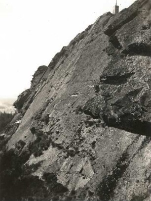 Vogtland. Wendelstein bei Falkenstein. Steile Ostwand des Grauwackenquarzit-Felsens (Kambrium)