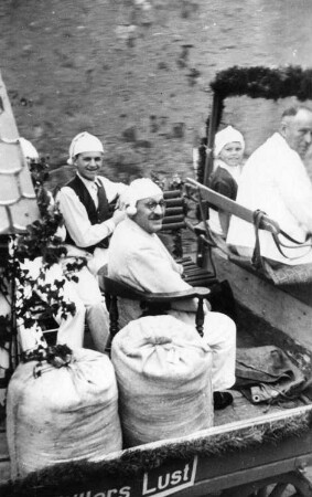 Triebischtal-Garsebach. Müllerfestwagen beim Heimat- und Schulfest in Garsebach (v. l. n. rechts: Geselle Wolfgang Wackwitz, Friedrich Wenzel und Gerhard Barth), 1956/57, Repro