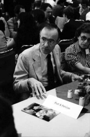 32. Tagung 1982 Physiker; Beim Studentenabend: am Tisch Arno A. Penzias, Frau Penzias