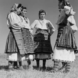 Tanzgruppe. Tänzerinnen einer Folkloregruppe in bulgarischer Tracht