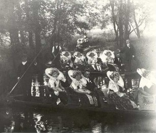 Hochzeitszug auf Booten in Burg : Transport und Kommunikation - auf Wasser und Eis. Ort: Bórkowy / Burg-Spreewald. Hochzeitszug auf Booten