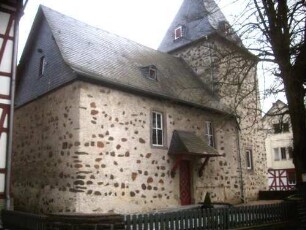 Ansicht von Südwesten-Langhaus 1749 neu erbaut (Kirchturm im Kern Frühgotisch)-umgebener Kirchhof im 18 Jh aufgelassen und Kirchhofmauer abgetragen