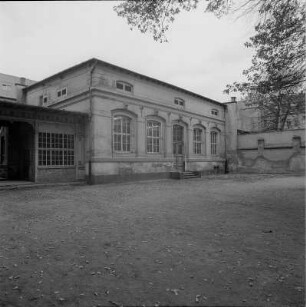 Dresden-Friedrichstadt, Berufliches Schulzentrum für Gastgewerbe Dresden "Ernst Lößnitzer". 1881 erbaut als XVII. Bezirksschule, später 17. Oberschule "Christian Beham", Hofansicht der Turnhalle und eines Teils des Verbindungganges zum Hauptgebäude (links)