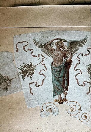 Tapete mit exotischen Vögeln und geflügelten weiblichen Figuren