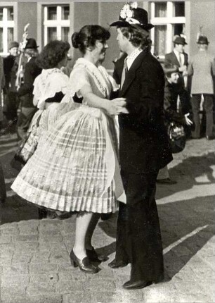 Fastnacht in Dissen : Gesellschaftliche Volkskultur - Frühling. Ort: Dešno / Dissen. Festzug während der 100. Fastnacht (Zapust) 1980