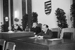 Beratung des Sächsischen Landtages : Dresden. Tagung der Landesverwaltung Sachsen (1. Beratende Versammlung im Bundesland Sachsen). Im Präsidium Otto Buchwitz (SED), Präsident des Landtages, Prof. Dr. Hermann Kastner (LDPD), 1. Vizepräsident (l.), Paul Gruner (FDGB), Vizepräsident des Sächsischen Landtages (r.)
