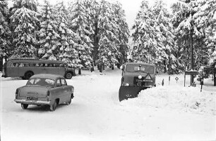 Unterstmatt: Taunus, Bus und Schneepflug auf dem Platz