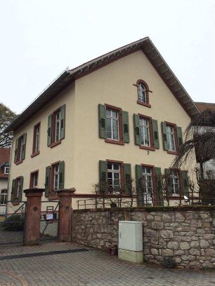 Pfarrhof (Hofanlage); Reinheim, Am Pfarrberg 10, Im Ort