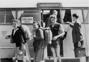 Stockholm. Internationaler Jugendtag 1950. Teilnehmer kommen in Stockholm an. Sie steigen mit ihrem Gepäck aus dem Bus.