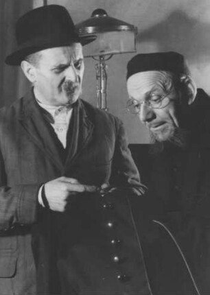 Die Schauspieler Willy Maertens (1893-1967) in der Rolle des Wilhelm Voigt und Kurt Meister (1901-1961) während einer Aufführung des Dramas "Der Hauptmann von Köpenick" 1948 imThalia-Theater Hamburg