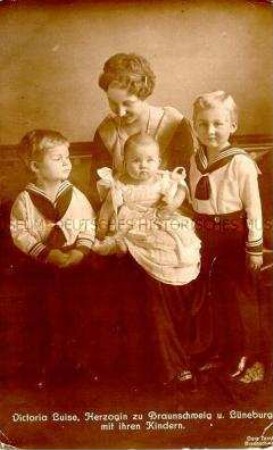 Viktoria Luise von Braunschweig mit Kindern