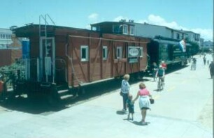 Monterey. Alte Eisenbahnwaggons, die dem Transport von Sardinenkisten dienten