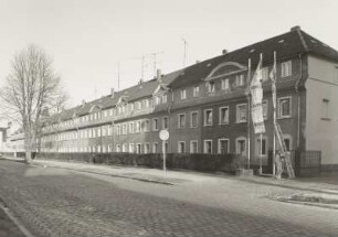 Wohnhauszeile mit Torbau