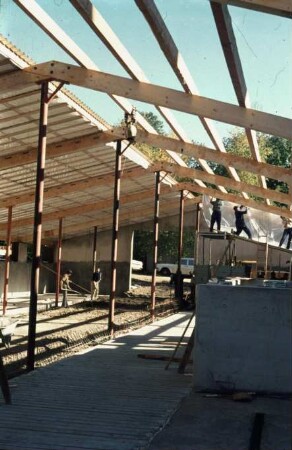 Fotografie: Liegeboxenlaufstall, Milchviehhaltung, Bau, Bauart, Baustoffe, Bäuerliche Selbsthilfe