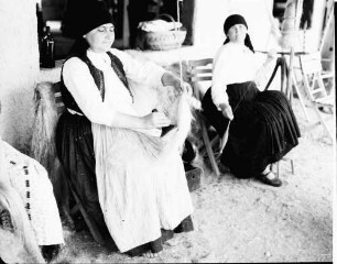 Bukarest: Ausstellung, Weben: Wollkämmerin alte Frau, dahinter Frau mit Spindel